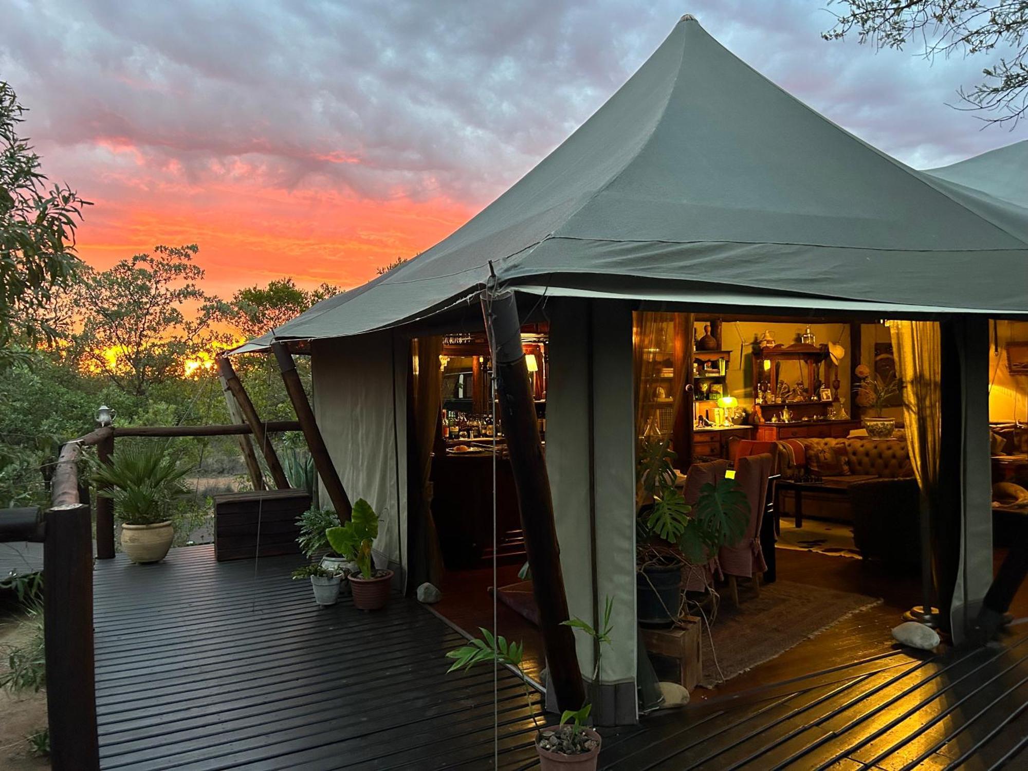 Out In Africa Wildlife Lodge Хамманскрал Экстерьер фото